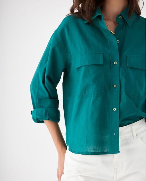 Camisa con bolsillos de tapa para mujer