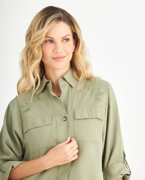 Camisa con bordados en hombro para mujer