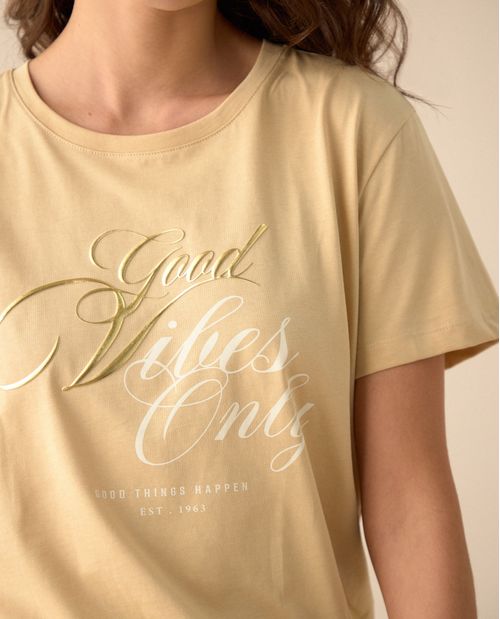 Camiseta con estampado en relieve para mujer