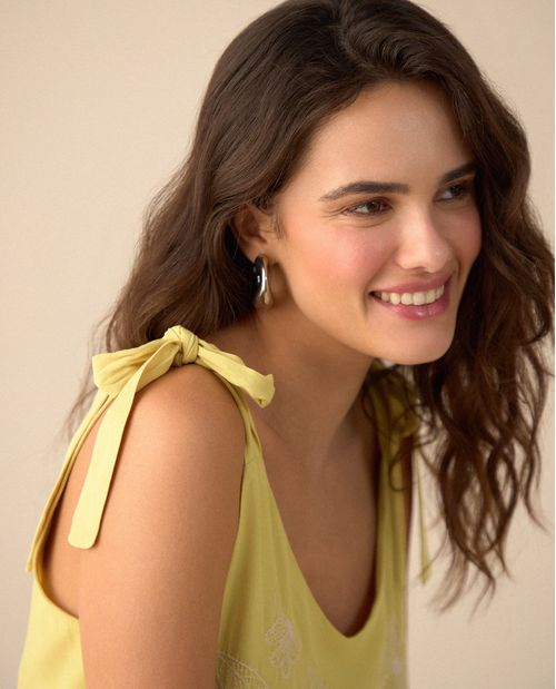 Camisa con escote en V para mujer