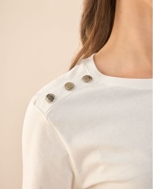 Camiseta con botones decorativos en hombro para mujer