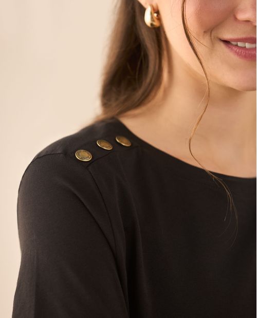 Camiseta con botones decorativos en hombro para mujer