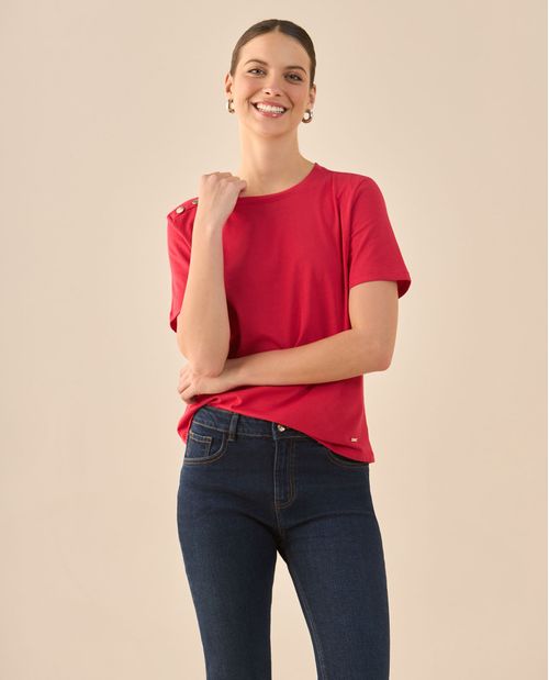 Camiseta con botones decorativos en hombro para mujer