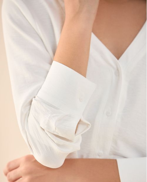 Camisa con escote en V para mujer