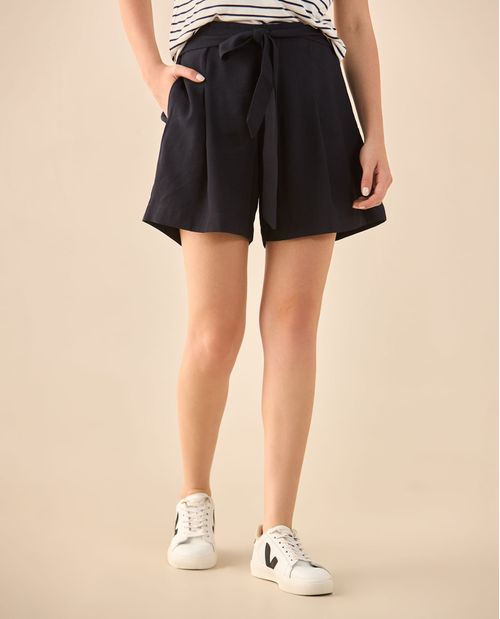 Short con cinturón ajustable para mujer