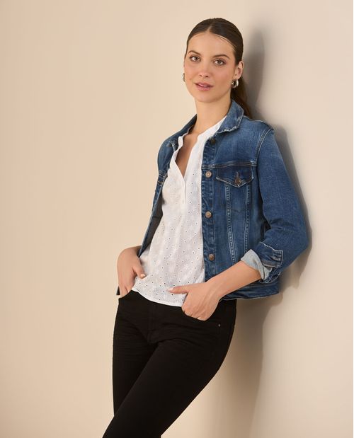 Camisa con detalles desagujados de flores para mujer
