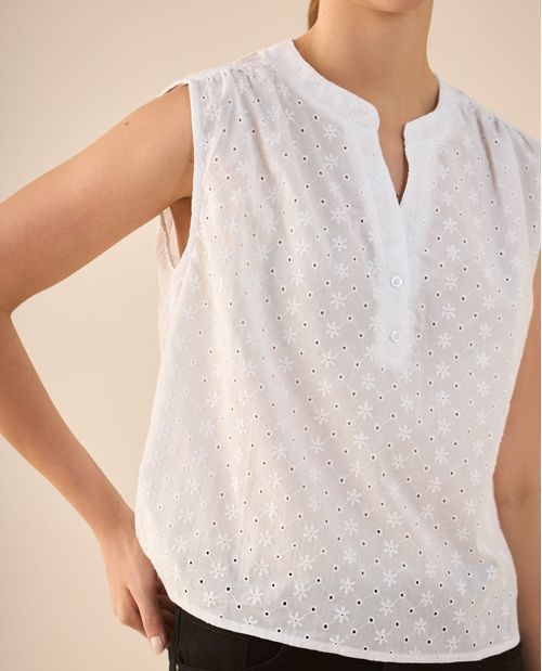 Camisa con detalles desagujados de flores para mujer