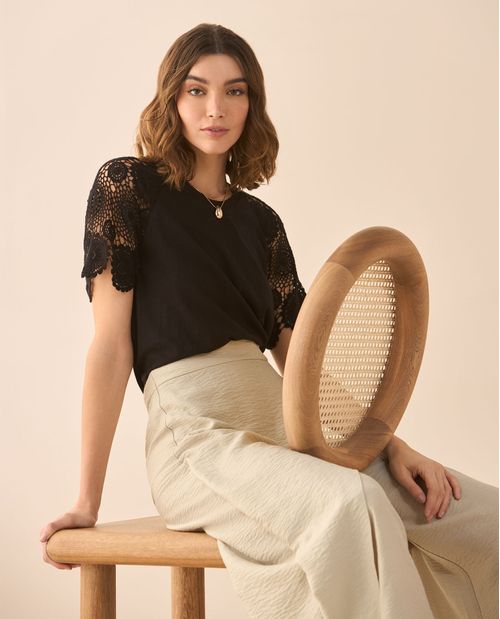 Camiseta con detalles desagujados para mujer