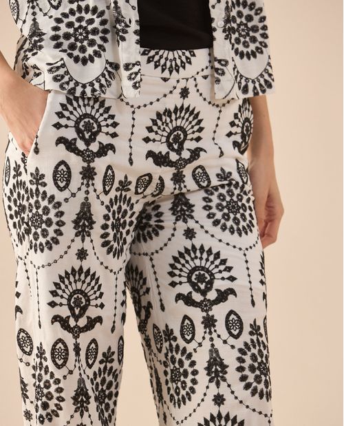 Pantalón con detalles desagujados para mujer