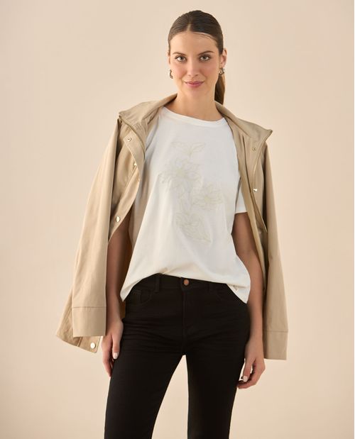 Camiseta con flores bordadas en frente para mujer