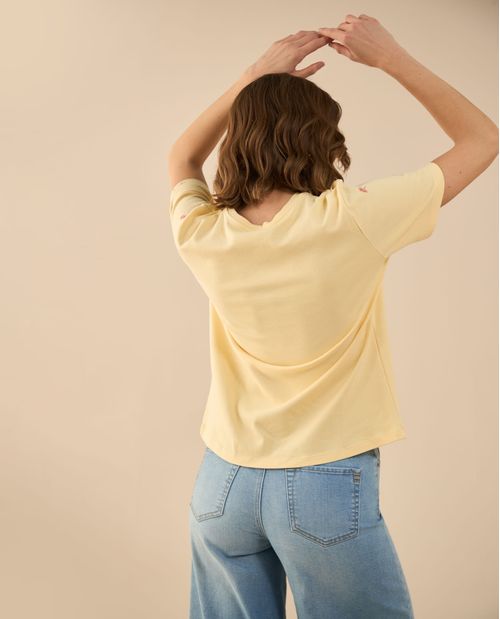 Camiseta con flores bordadas para mujer