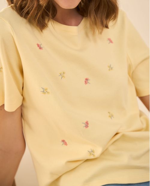 Camiseta con flores bordadas para mujer