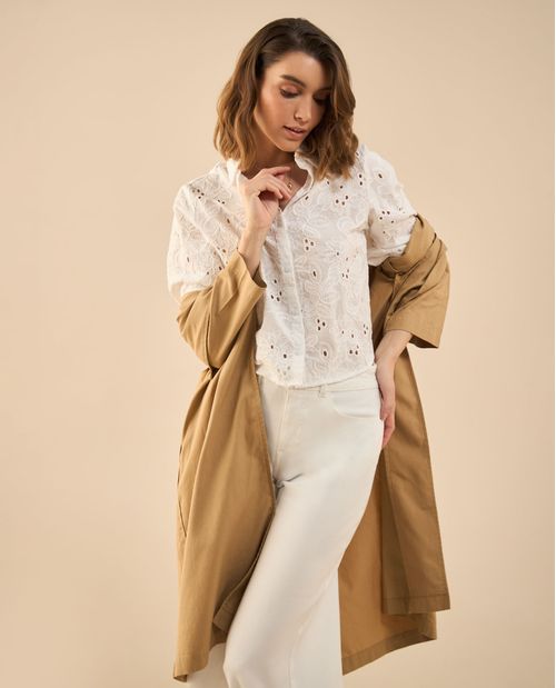 Camisa con detalles bordados para mujer