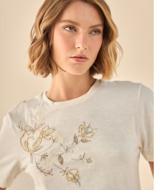 Camiseta con Bordados Florales