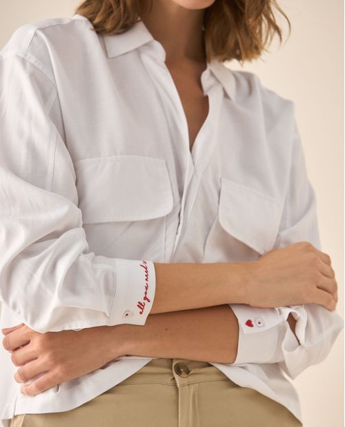 Camisa con detalle bordado en los puños para mujer