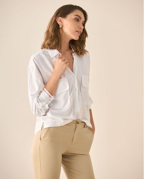 Camisa con detalle bordado en los puños para mujer