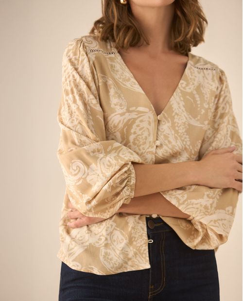 Camisa escote en V estampada para