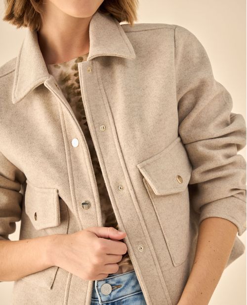 Chaqueta clásica con bolsillos de parche para mujer