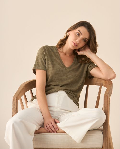 Camiseta con escote en V para mujer