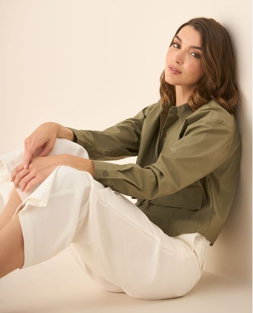 Camisa manga larga con bolsillos de tapa para mujer