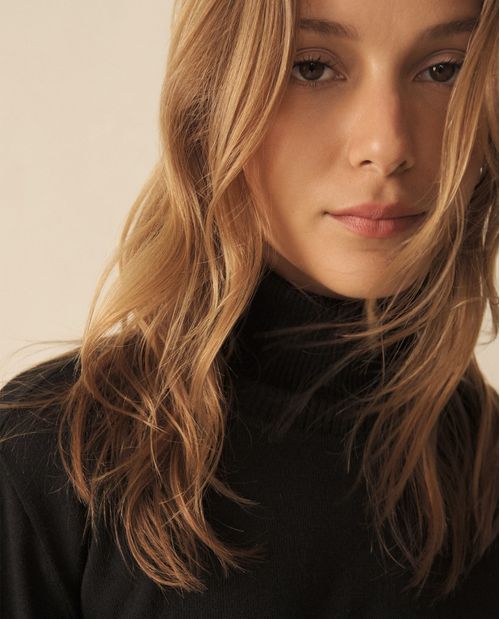 Buzo tejido de cuello alto para mujer