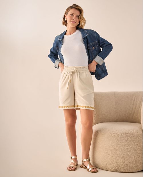 Short Beige con Bordado Dorado