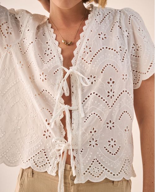 Camisa Bordada con Calados Geométricos