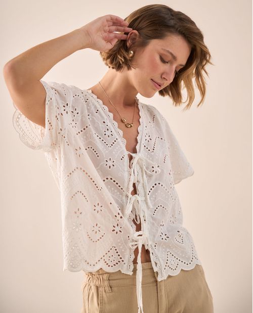 Camisa Bordada con Calados Geométricos