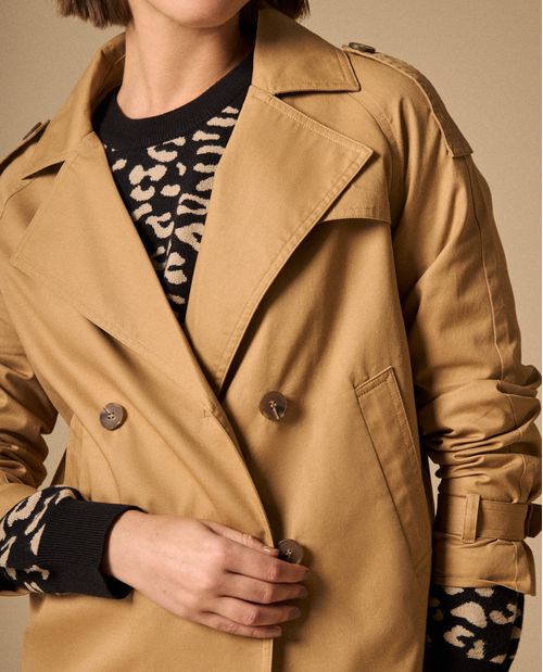 Trench Marrón con Doble Botonadura
