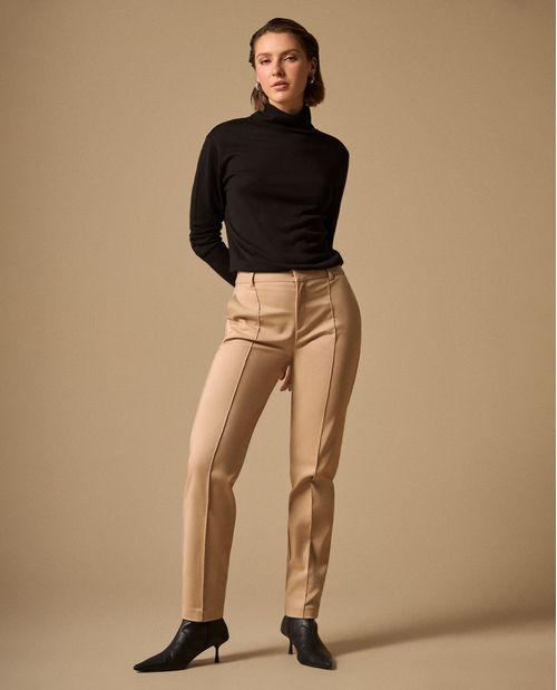 Pantalón Beige con Costuras Contrastantes