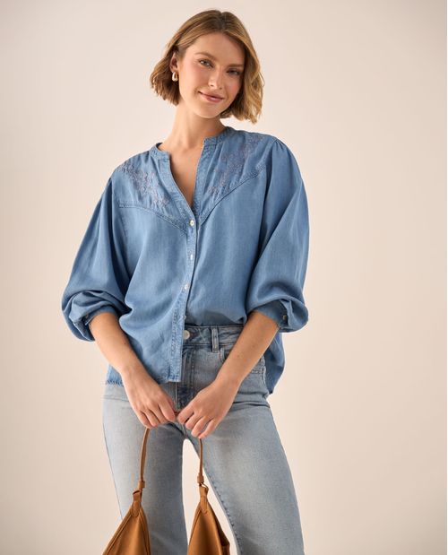 Camisa Azul con Bordados Florales