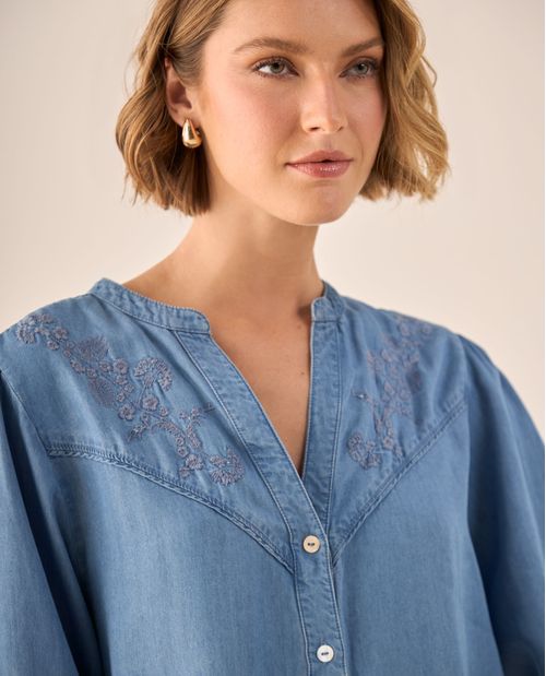 Camisa Azul con Bordados Florales