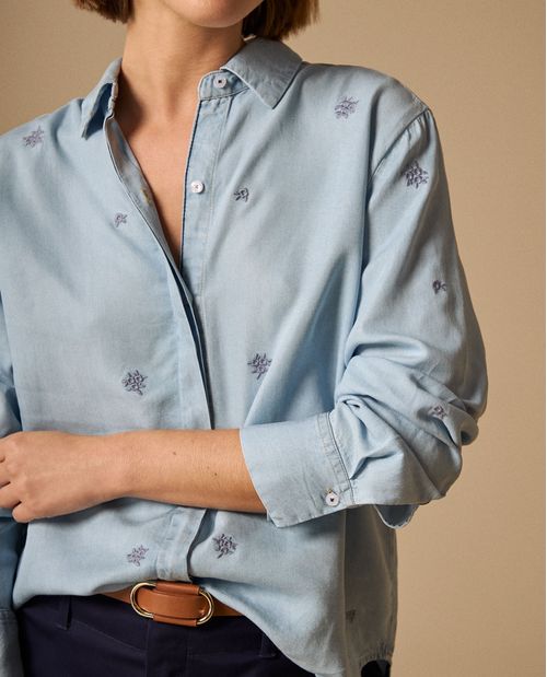 Camisa Azul con Estampado Floral Morado