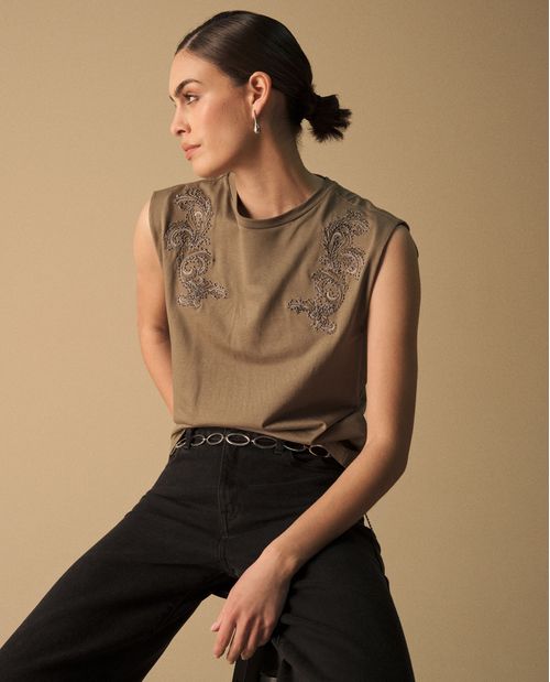 Camiseta con Bordados Paisley