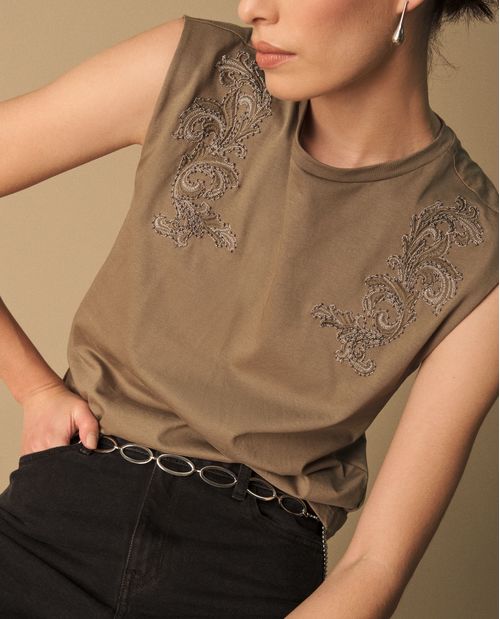 Camiseta con Bordados Paisley