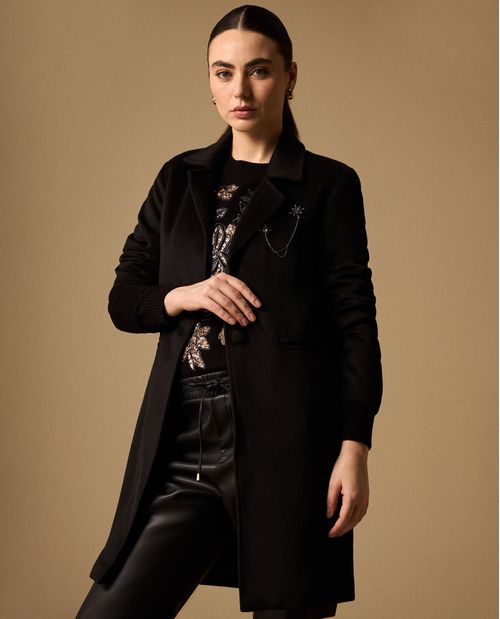 Abrigo Negro Largo con Solapas Clásicas