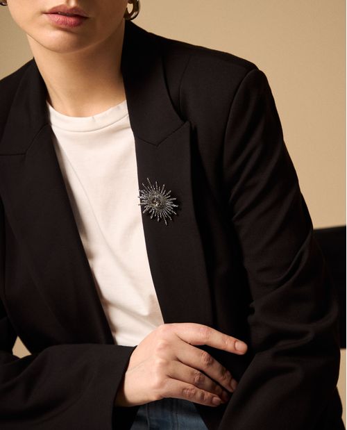Blazer Negro con Broche Solar Decorativo