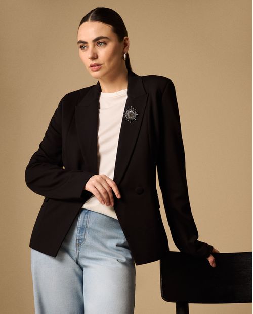 Blazer Negro con Broche Solar Decorativo
