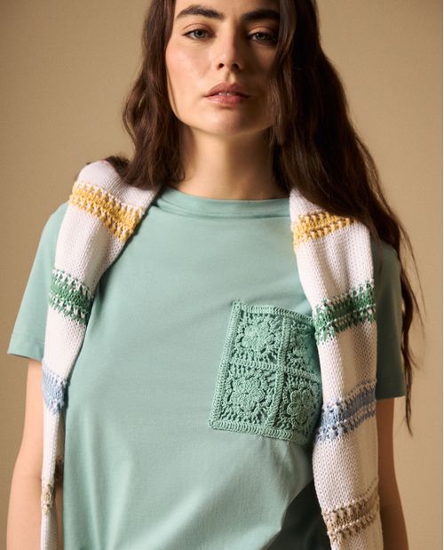 Camiseta con Bordado en Encaje