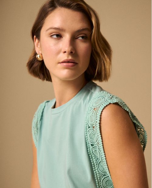 Camiseta con Detalles de Encaje