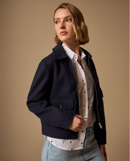 Chaqueta Azul Cropped con Detalles Dorados