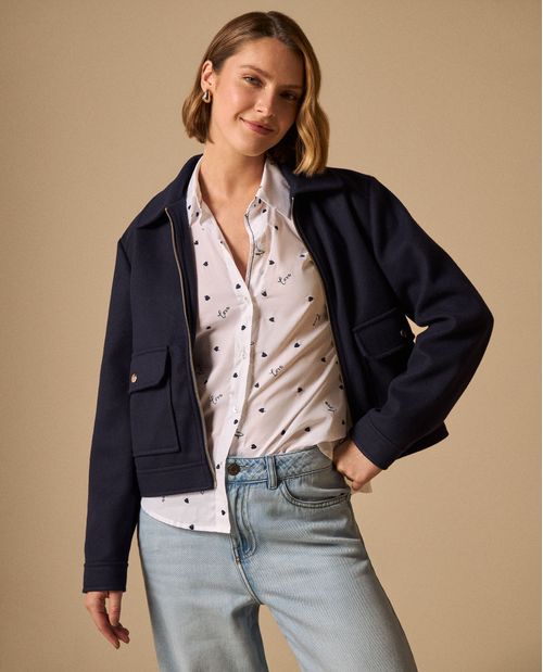 Chaqueta Azul Cropped con Detalles Dorados