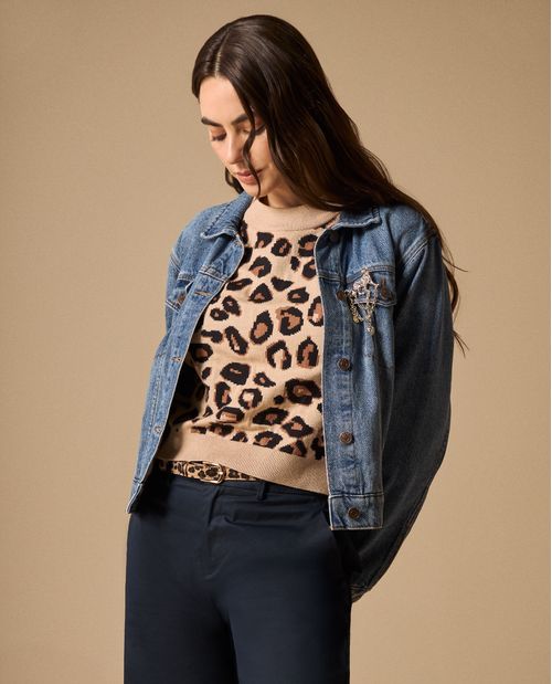 Chaqueta Denim Azul con Broche Dorado