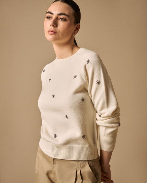 Suéter Crudo con Bordados de Estrellas Metálicas