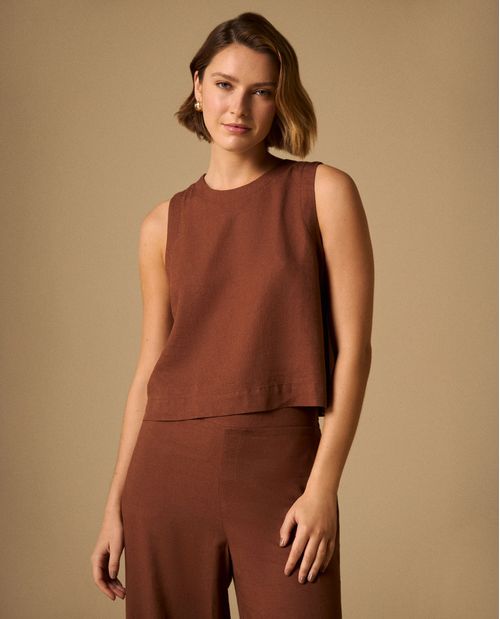 Camisa Sin Mangas Café con Abertura Posterior