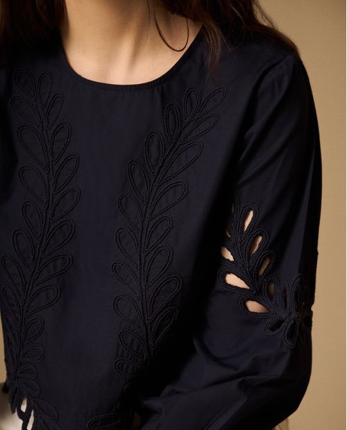 Camisa Azul con Bordados y Calados Artesanales