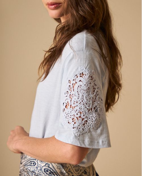Camiseta manga corta con detalles de encaje para mujer