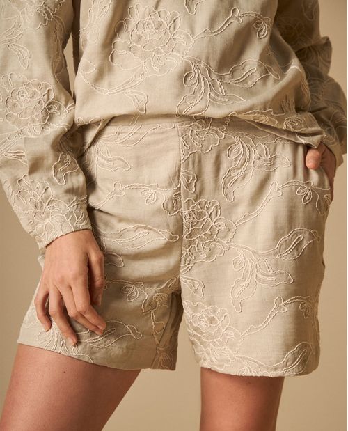 Shorts con bordados florales para mujer