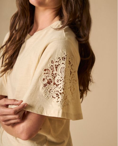 Camiseta manga corta con detalles de encaje para mujer