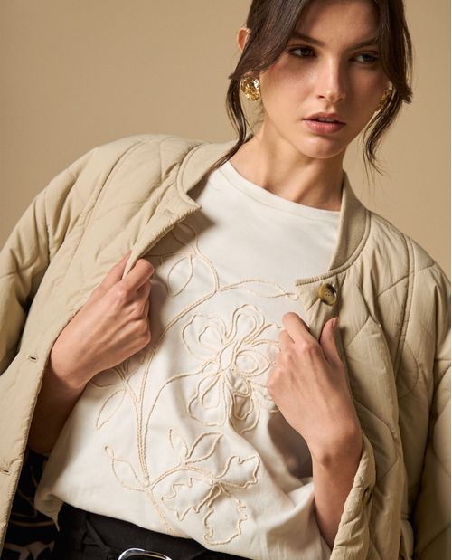 Camiseta manga corta con bordados florales para mujer